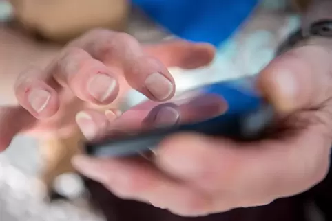 Senioren und Telefon: Diese Verbindung taucht immer wieder in der Kriminalstatistik auf.