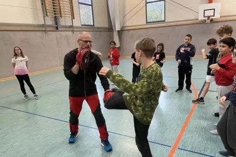 Sven Weingarth will den Schülern beim „Kreativen Kämpfen“ helfen, ihre Emotionen mit Körperbewegungen zu kontrollieren.