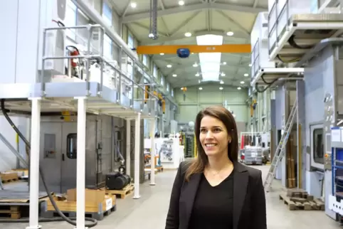 Stephanie Wickert in einer Produktionshalle des Maschinenbauers auf der Wollmesheimer Höhe. 