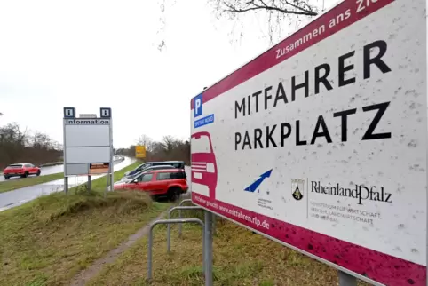 Speyer-Nord: Auf dem Mitfahrerparkplatz stehen auch am 2. Januar nicht wenige Autos.
