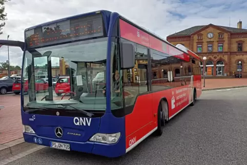 Bald werden die Busse vor dem Zweibrücker Bahnhof eine neue Lackierung haben. 