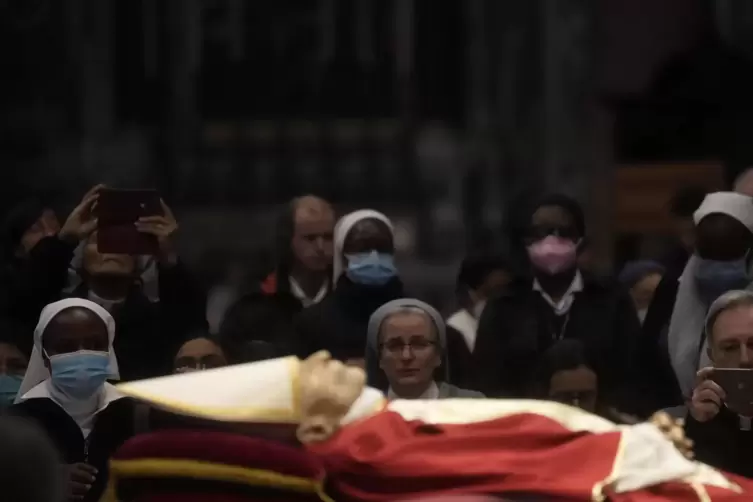 Aufgebahrt im Petersdom: der gestorbene emeritierte Papst Benedikt XVI. 