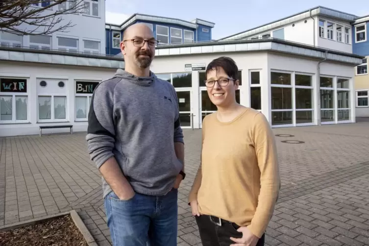 Karsten Hüttenberger und Julia Gregov erklären, was ihre kleine Schule besonders macht. Und das ist nicht nur die gute digitale 