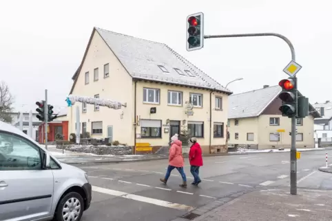 Ist die Ampel an der B423 eine Gefahr für Fußgänger? RHEINPFALZ-Leser Axel Weber sagt ja, die zuständigen Behörden sind sich sic