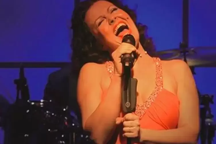 Kerstin Heiles singt die Somgs von Whitney Houston. 
