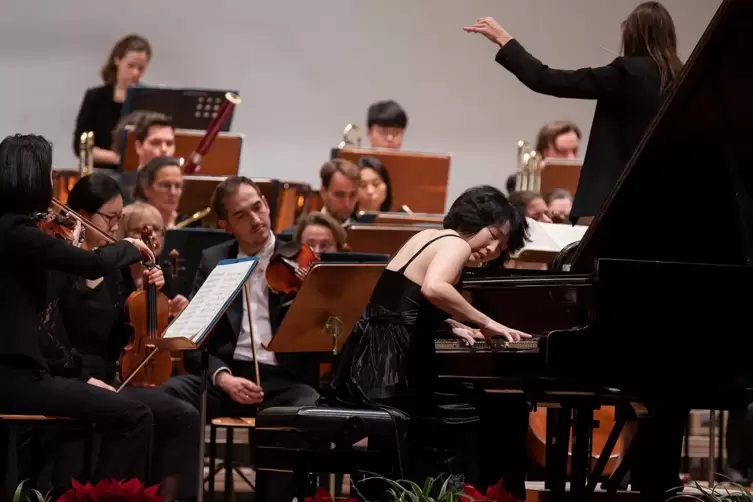 Umjubelt: Die Staatsphilharmonie Rheinland-Pfalz mit Pianistin Claire Huangci und Dirigentin Lucie Leguay.