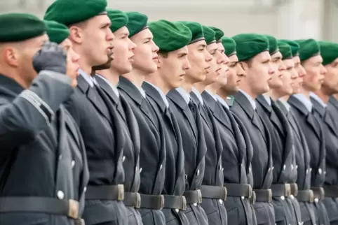 Wer an der Spitze des Verteidigungsministeriums steht, hat die Befehls- und Kommandogewalt über die Bundeswehr.