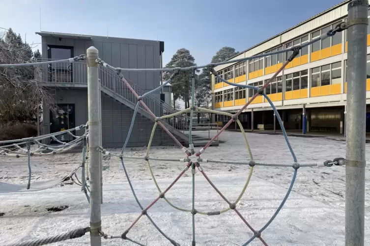 Weil die Klassensäle nicht ausreichen, steht auf dem Schulhof der Grundschule Enkenbach-Alsenborn ein doppelstöckiger Container 