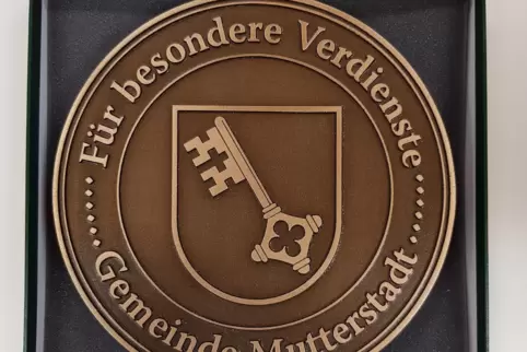 So groß wie ein Teller: die Mutterstadter Plakette. 