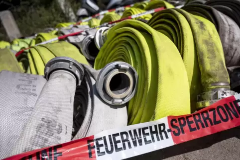 Einsatzfahrzeuge werden behindert, Absperrungen missachtet, Gaffer zücken das Handy: Davon berichten Wehrleute und Rettungskräft