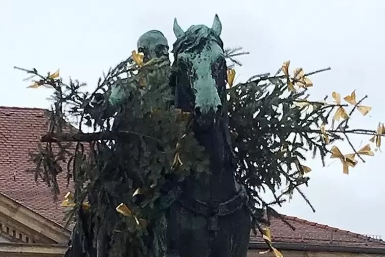 Vor der drei Jahren wurde dem Landauer Reiter ein Christbaum untergeschoben. 