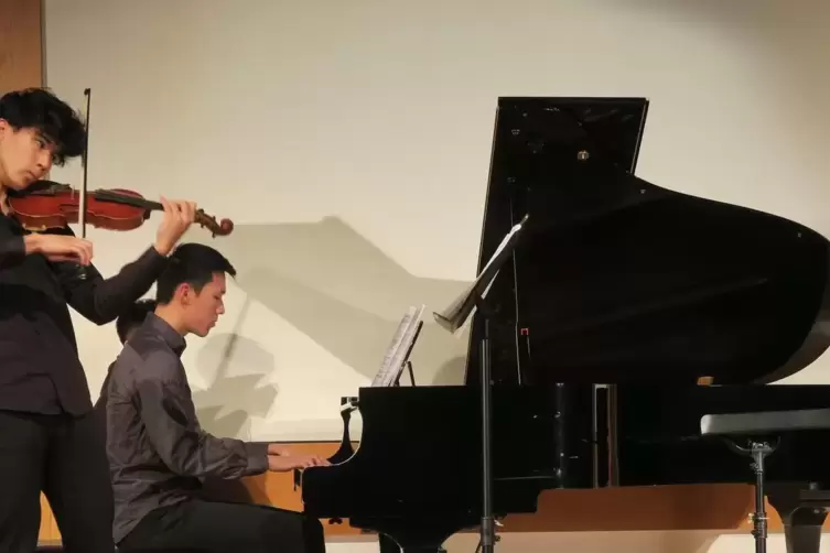 Ausgezeichnet beim 38. Karel-Kunc-Wettbewerb im Herbst in Bad Dürkheim: Tianjian Yi (Klavier) und Martin Ettrich (Violine). 