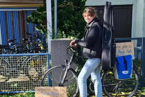 Aufbruch zur Tour von Düsseldorf zurück in die Kurpfalz: Lucia Höfer mit Fahrrad und Gitarre. 