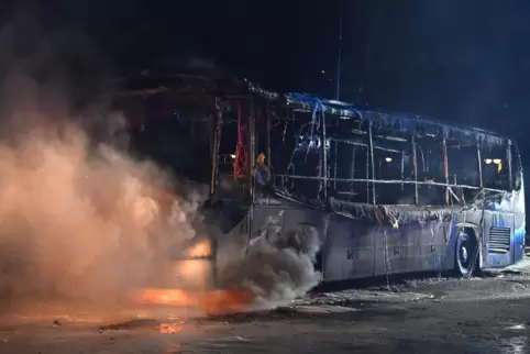 An der Sonnenallee in Berlin brannte in der Silvesternacht ein Reisebus, der von Unbekannten angezündet worden war.
