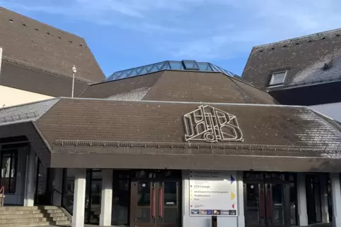 Kein Raureif: Das Dach des Congress Centers Ramstein ist im Bereich des oberen Foyers nicht gedämmt. Daher schmilzt durch die en