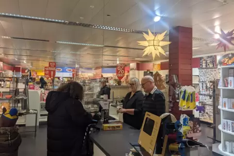 Stammkunden und Schnäppchenjäger sorgen dafür, dass sich die Regale im Geschenkhaus Stoll schnell leeren. Räumungsverkauf.