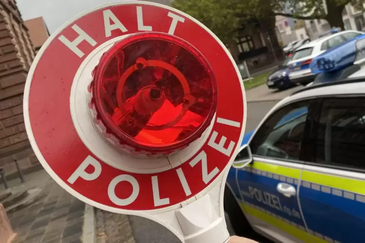 In der Dreisener Straße in Göllheim hat die Polizei den Rollerfahrer gestoppt.
