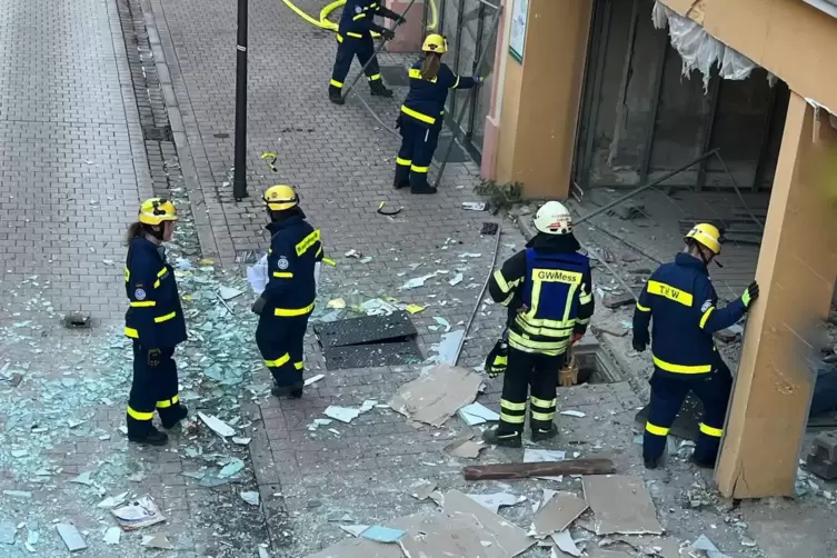 Ende August: Feuerwehrleute helfen nach der Explosion im ehemaligen Stoffhaus in der Wormser Straße. 