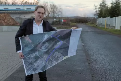 Bürgermeister Steffen Blaga zeigt den Plan für den seit langem gewünschten Ringschluss zwischen Gaswerk- und Fabrikstraße im Gew