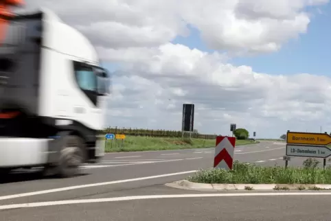 Die Einmündung bei Bornheim und Dammheim ist wegen des starken Verkehrs nicht ungefährlich. 