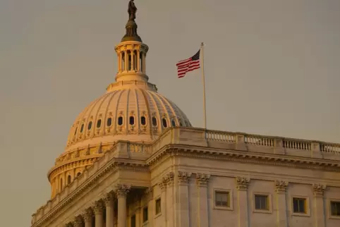 Die amerikanische Flagge weht auf der Seite des Repräsentantenhauses des US-Kapitols, während das Repräsentantenhaus am Donnerst