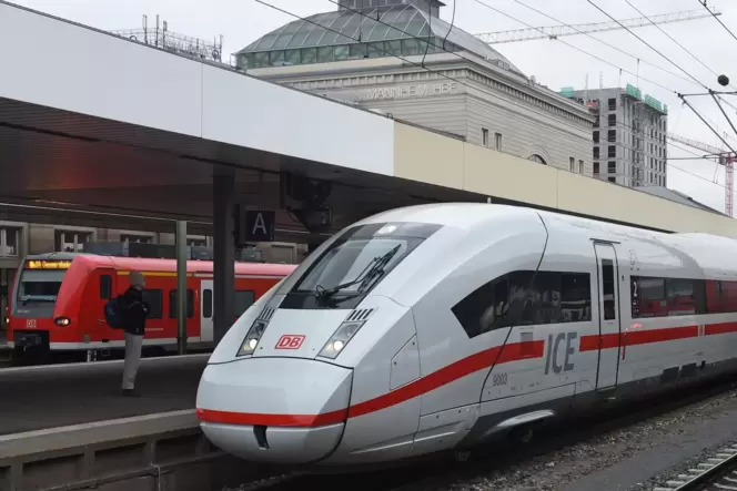 Mannheim ist dank der Verknüpfung mehrerer ICE-Linien mit der S-Bahn der wichtigste Fernzugbahnhof für die Pfalz.