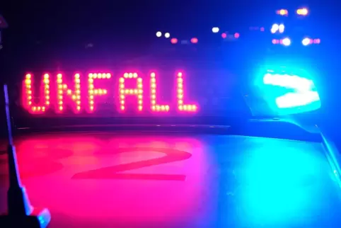 Frontal zusammengestoßen. Eine junge Frau hat beim Abbiegen ein entgegenkommendes Auto übersehen.