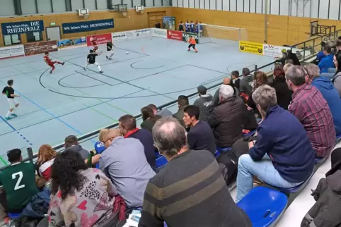 Nach zwei Jahren Corona-Pause wartet der RHEINPFALZ-Wanderpokal bei der Stadtmeisterschaft im Hallenfußball auf einen neuen Besi