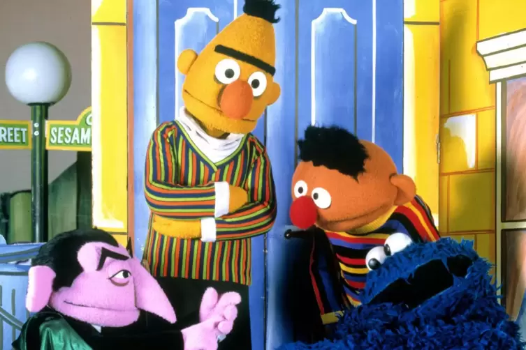 Die Freunde Ernie und Bert mit Graf Zahl und dem Krümelmonster. 
