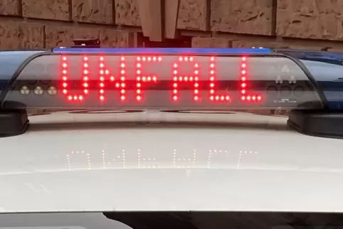 Beim Linksabbiegen hat eine Autofahrerin die Vorfahrt eines anderen Wagens missachtet. 