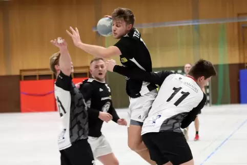 Jahreabschluss: Marlon Rihm (am Ball) und TG Waldsee unterliegen Dudenhofen/Schifferstadt. 