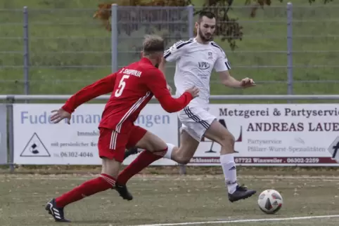 Ricki Schander (weißes Trikot) ist mit dem ASV Winnweiler kaum zu bremsen. Vor allem die Offensive ist das Prunkstück des A-Klas