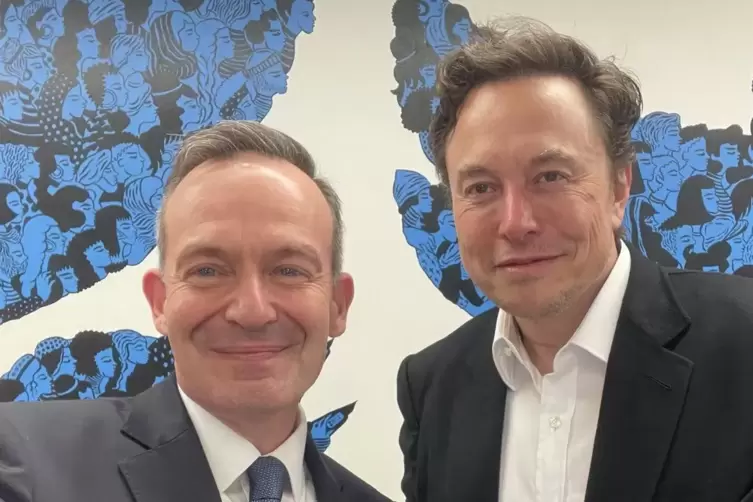 Lächeln für ein Selfie: Volker Wissing (links) und Elon Musk bei ihrem Treffen in San Francisco. 