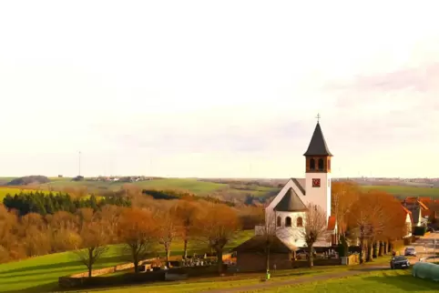 Ein Blickfang im Landschaftsbild der Sickinger Höhe ist die Kirche Sankt Barbara in Knopp-Labach. 