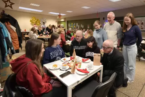 Weihnachten in der Fremde: Gemeinsam mit Flüchtlingen aus der Ukraine feiert Pfarrer Matthias Bender (rechts, knieend) von der D