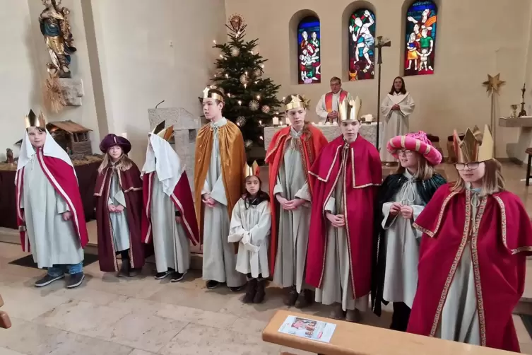 Die Gerolsheimer Sternsinger beim Aussendungsgottesdienst. 