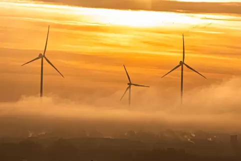 Windräder beim Sonnenaufgang über Göllheim. Windräder beim Sonnenaufgang über Göllheim.
