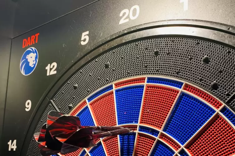 Profis versenken regelm&auml;&szlig;ig ihre drei Pfeile in der Triple-20 (180 Punkte), f&uuml;r Amateure geh&ouml;rt viel Gl&uuml;ck dazu oder es bleibt g