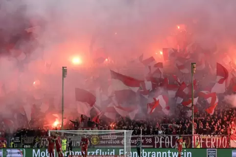 Kommt teuer: Pyrotechnik in der FCK-Fankurve. Unser Bild stammt vom Derby gegen den Karlsruher SC am 8. November. 