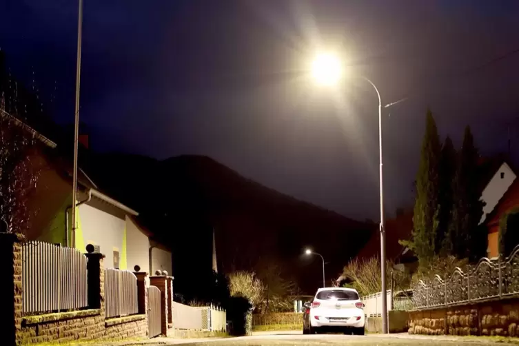 In den meisten Südpfälzer Gemeinden, wie hier in Ramberg, ist die Straßenbeleuchtung schon auf LED umgestellt. Aber viele Orte d