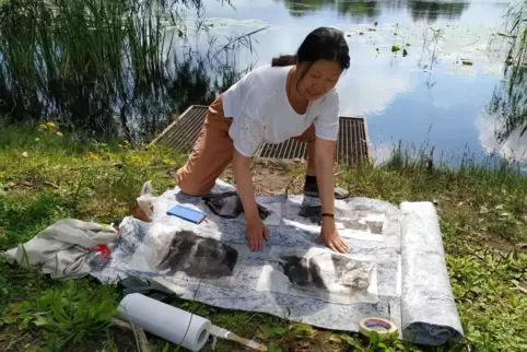 Wu Jiaying, die nächste Stipendiatin des Kunstvereins, während ihrer letzten Künstlerresidenz in Schwedt an der Oder. Wasser wir