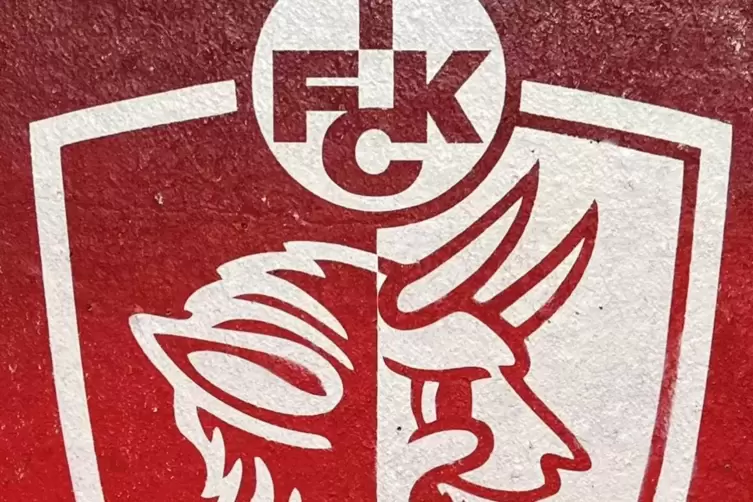 Künstler Daniel Ferino hat das Logo des Fördervereins an die Betonwand des Fritzplatzes auf dem Fröhnerhof gesprüht. 