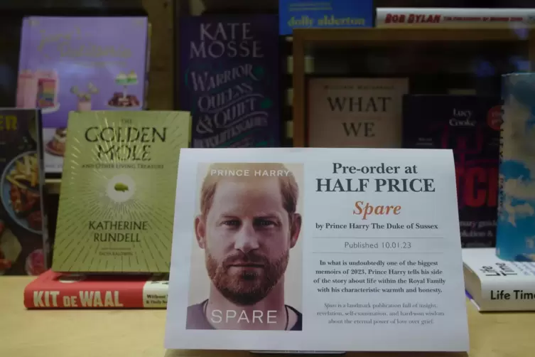 Ein Werbeplakat für die Biografie von Prinz Harry mit dem Titel «Spare» in einer Londoner Buchhandlung. 