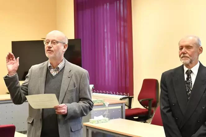 Klaus Döpper schwört den Amtseid, daneben Kurt Freund.