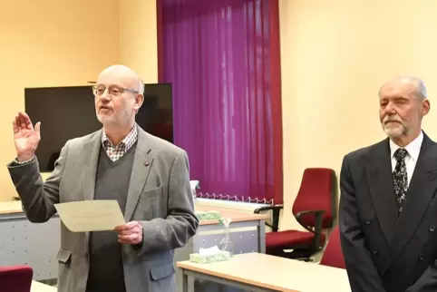 Klaus Döpper schwört den Amtseid, daneben Kurt Freund.