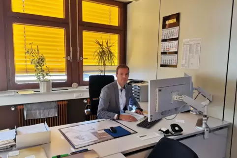 Benjamin Mundzeck in seinem Büro im Dannstadter Rathaus. Er fuchst sich gerade in alle Themen rein, die noch unbekannt für ihn s
