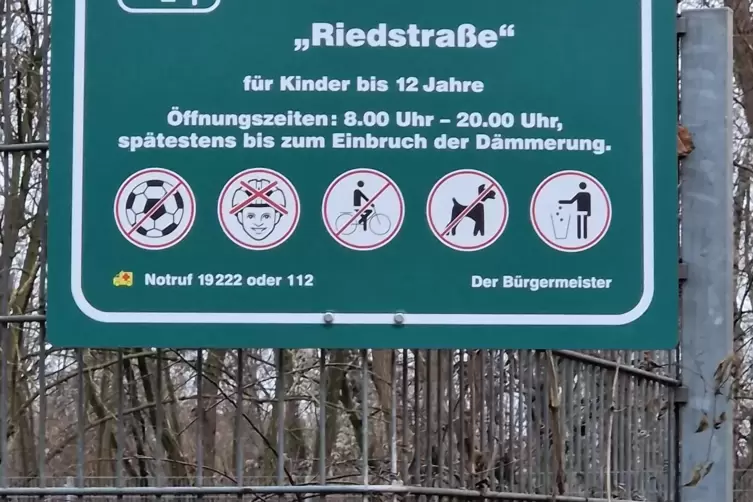 Fu&szlig;ball spielen verboten auf diesem Bolzplatz? Das Schild wird ausgewechselt. 