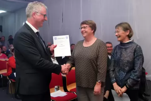 Engagierte Frauen: Nicole Berkes (Mitte) wurde von Bürgermeister Jürgen Hook ausgezeichnet, weil sie ukrainischen Flüchtlingen D