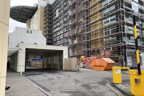 Am und im Haus 8 des Westpfalz-Klinikums wird seit gut einem Jahr gearbeitet.