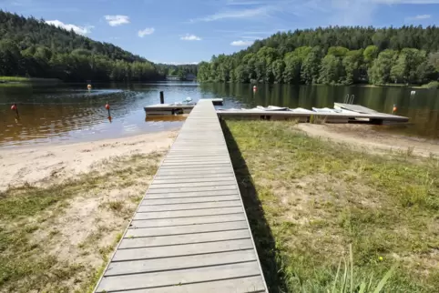 Extrem wenig Wasser: das Kaiserslauterer Strandbad Gelterswoog im Juli 2022. 